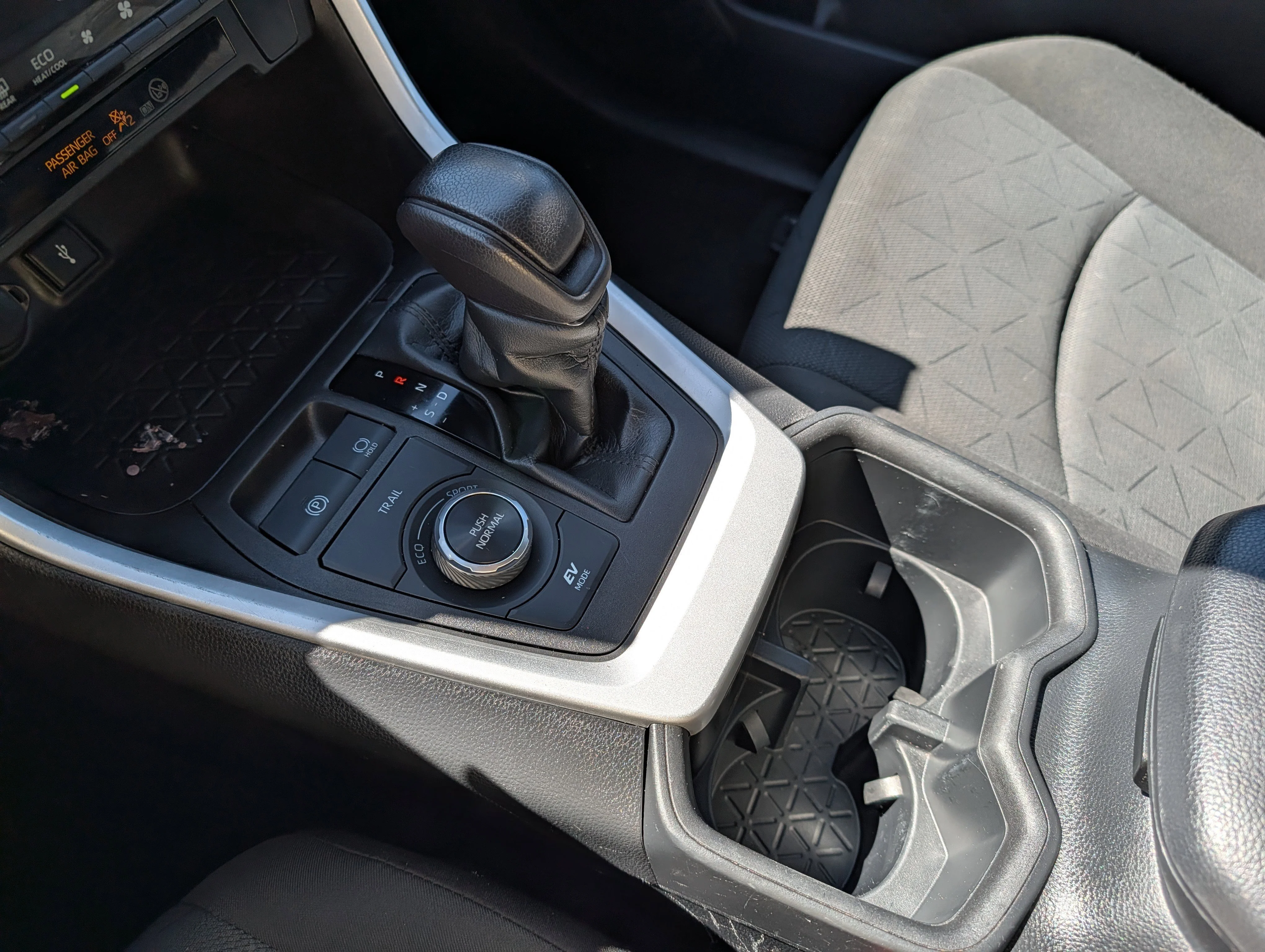Used 2022 White Toyota Hybrid XLE image 32