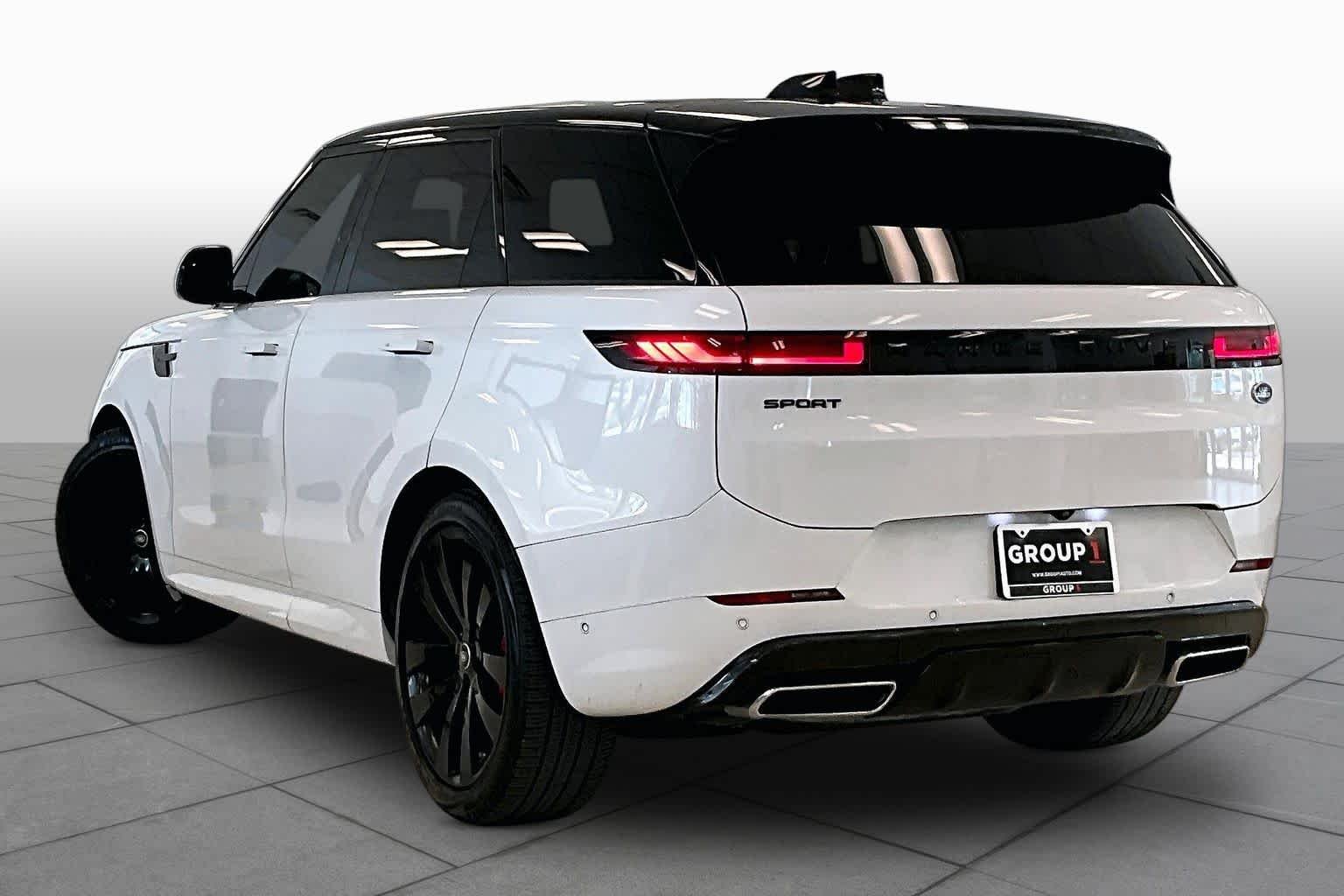 Used 2023 Fuji White Land Rover SE Dynamic image 11