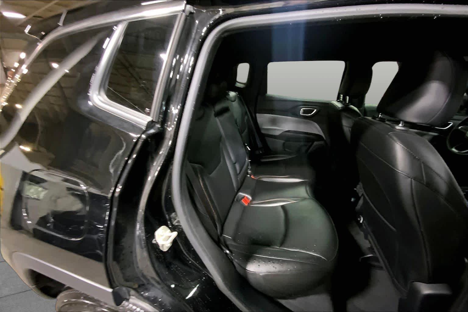 Used 2024 Diamond Black Crystal Pearlcoat Jeep Latitude Lux image 19