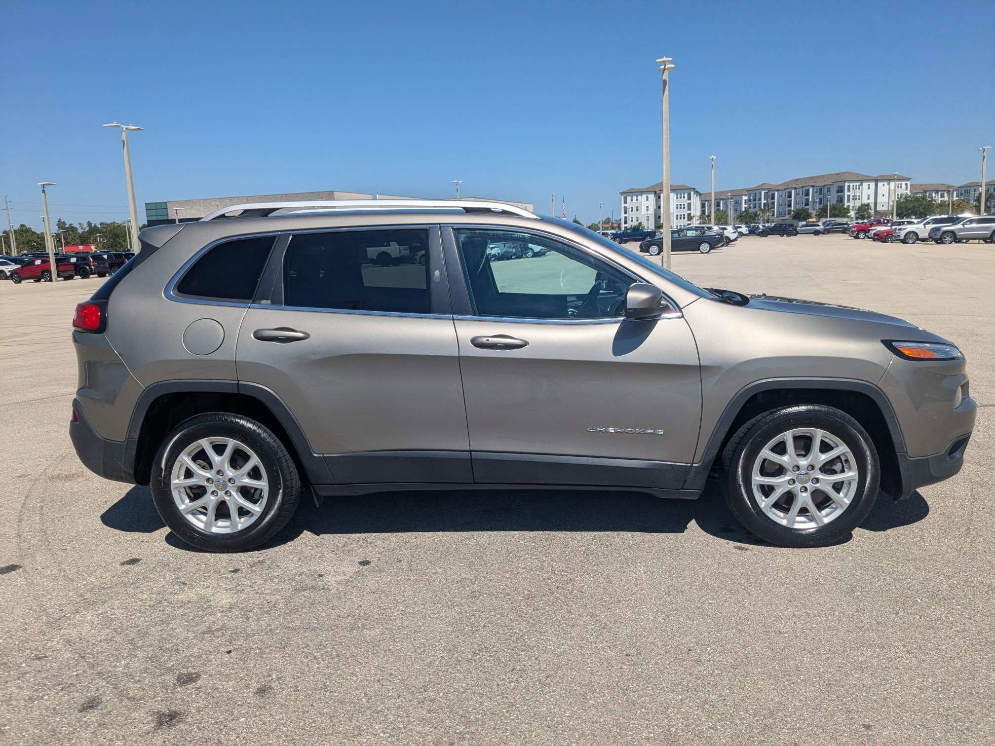 Used 2018 Light Brownstone Pearlcoat Jeep Latitude Plus image 4