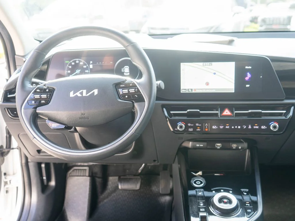 Certified Used 2023 White Kia Wind image 14