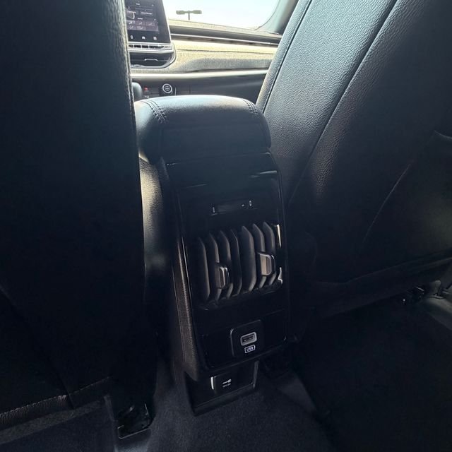 Used 2024 White Jeep Latitude image 33