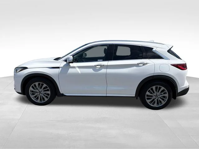 Used 2023 White INFINITI LUXE image 4