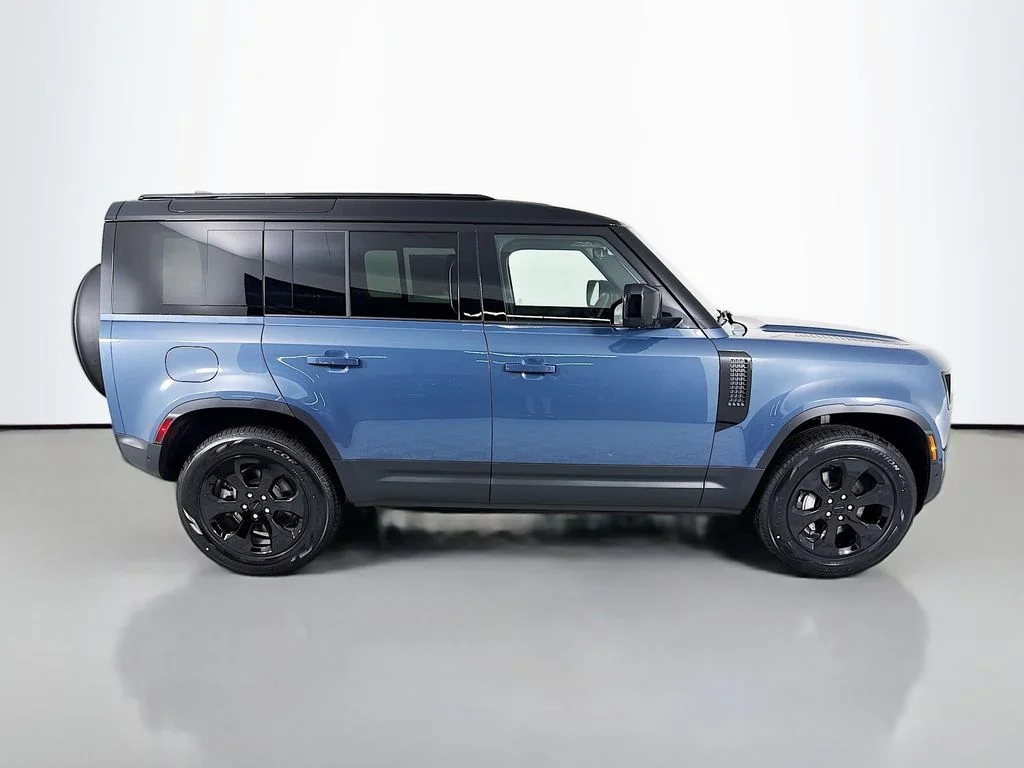 New 2026 Tasman Blue Metallic Land Rover S image 8