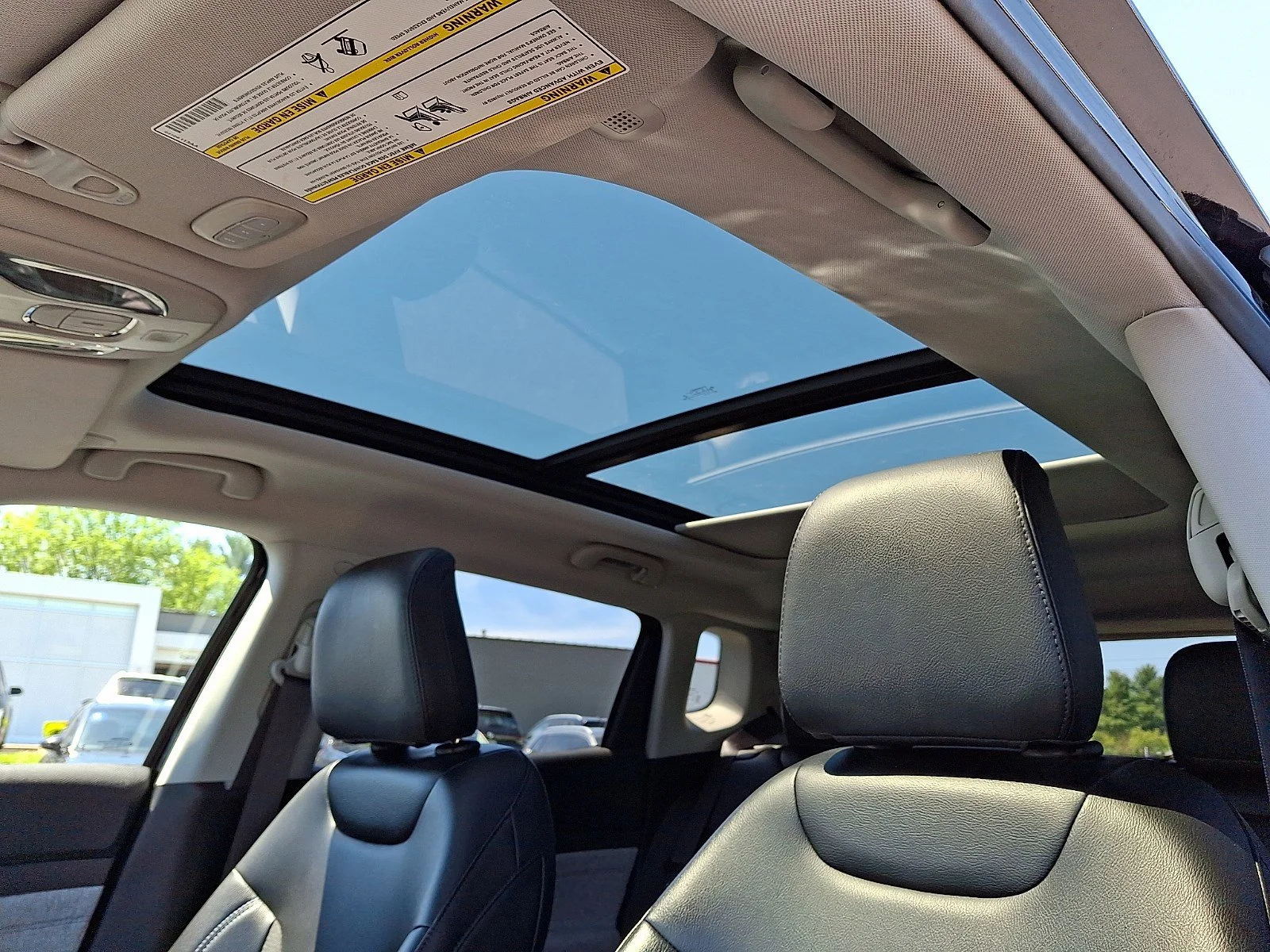 Certified Used 2022 Diamond Black Crystal Pearlcoat Jeep Latitude image 15