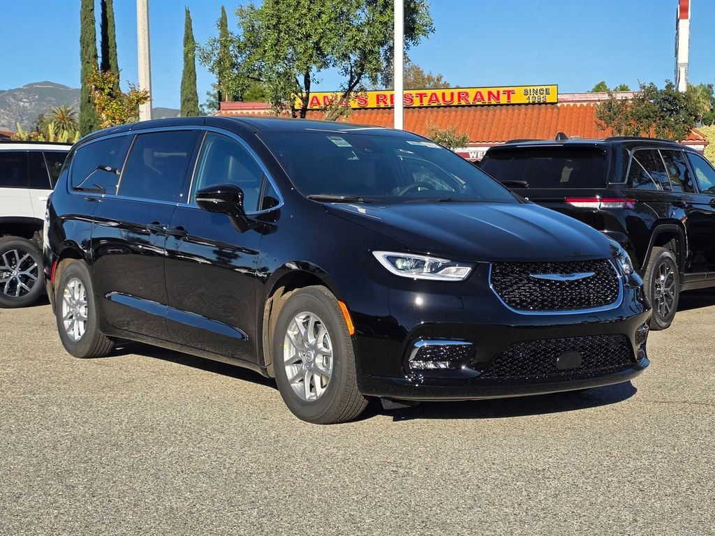 2026 Chrysler Pacifica Select's photo