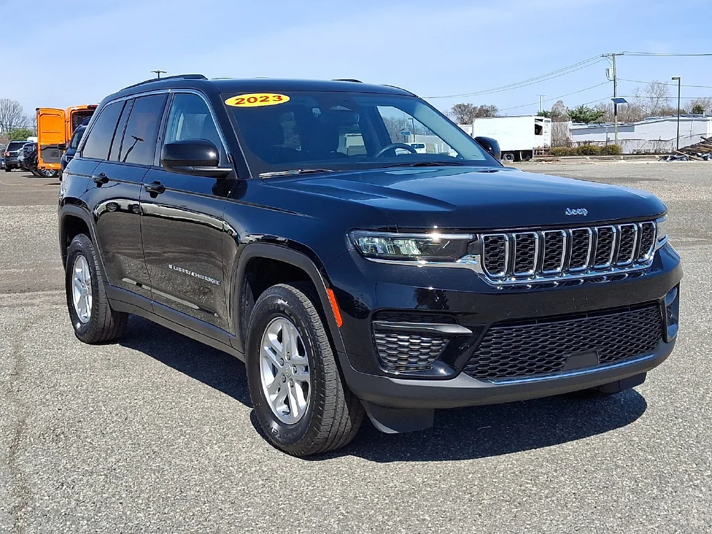 Used 2023 Diamond Black Crystal Pearlcoat Jeep Laredo image 2