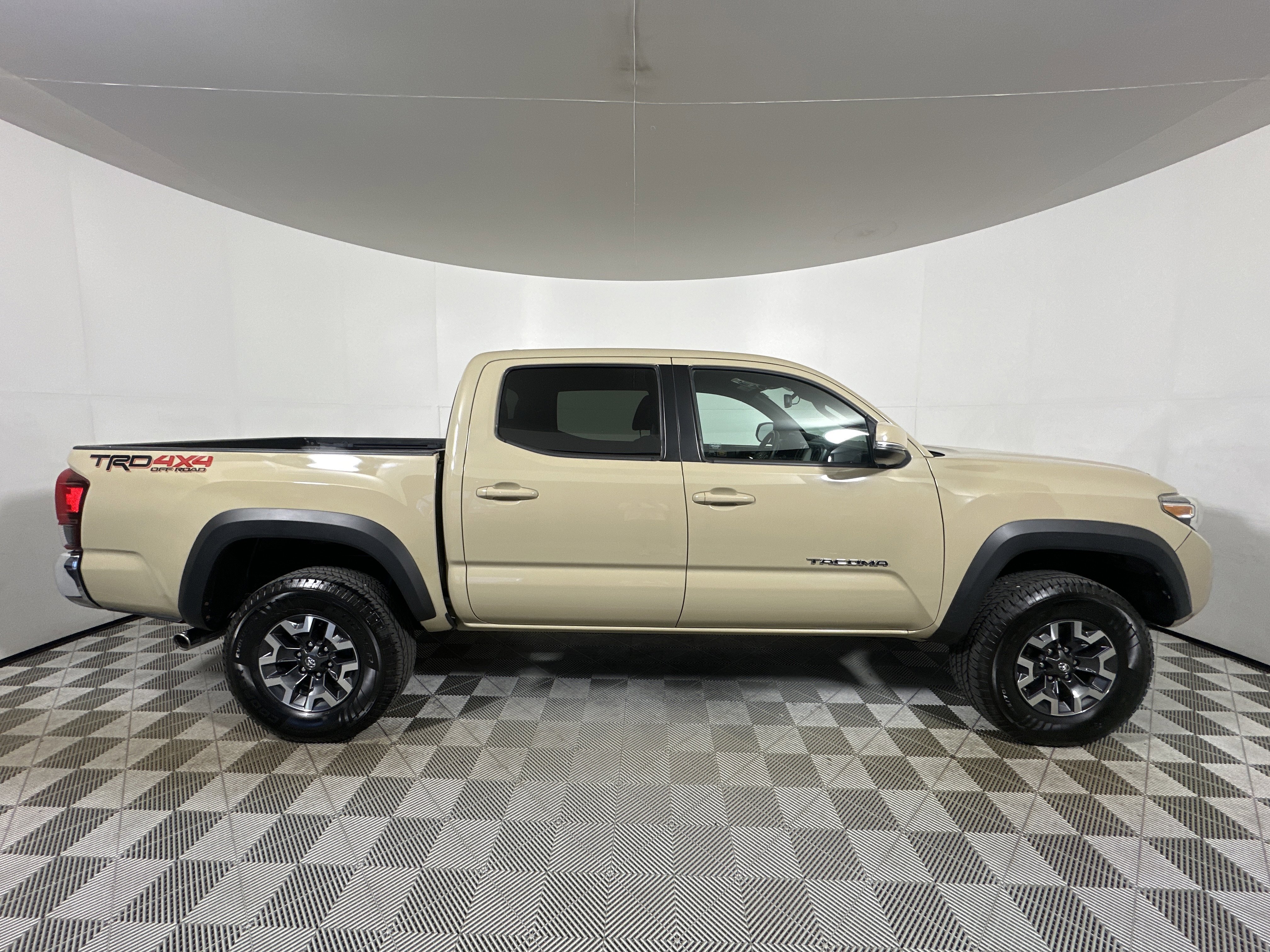 Used 2018  Toyota  image 8