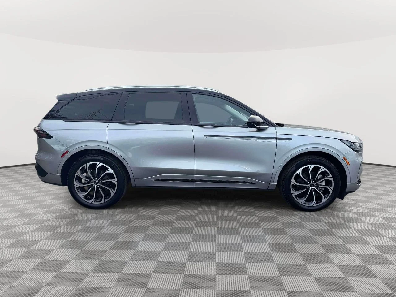 Used 2025 Silver Radiance Metallic Clearcoat Lincoln Reserve image 8