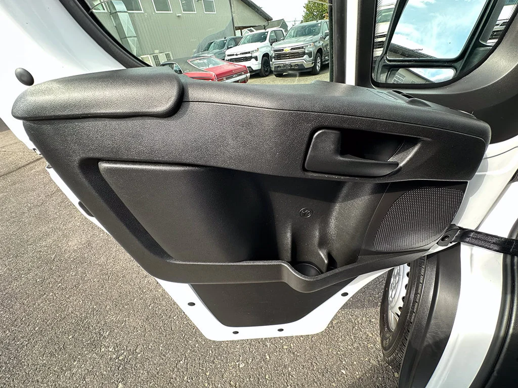 Used 2025 White Ram Base image 24