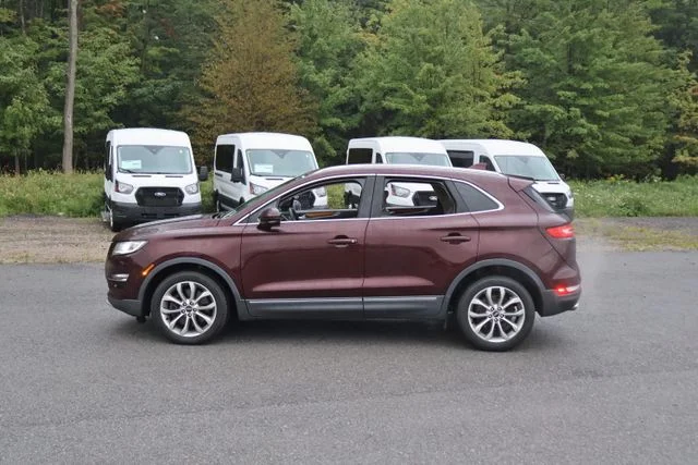 Used 2019 Red Lincoln Select image 4