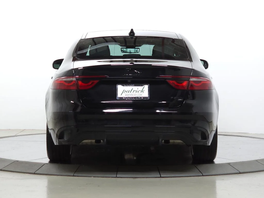 Used 2022  Jaguar R-Dynamic SE image 5