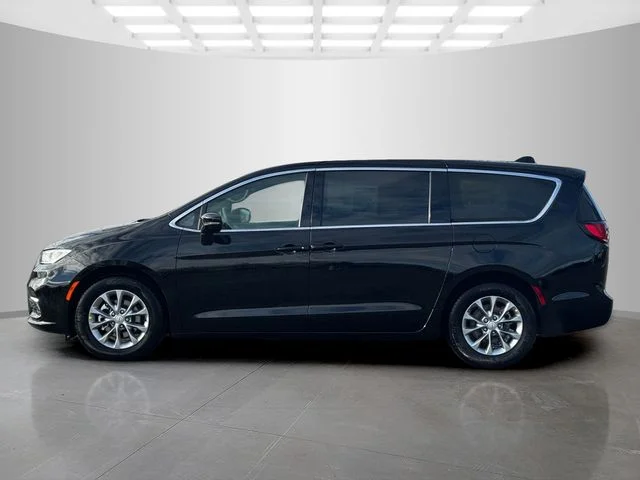 New 2026 Diamond Black Crystal Pearl-Coat Exterior Paint Chrysler Limited image 4