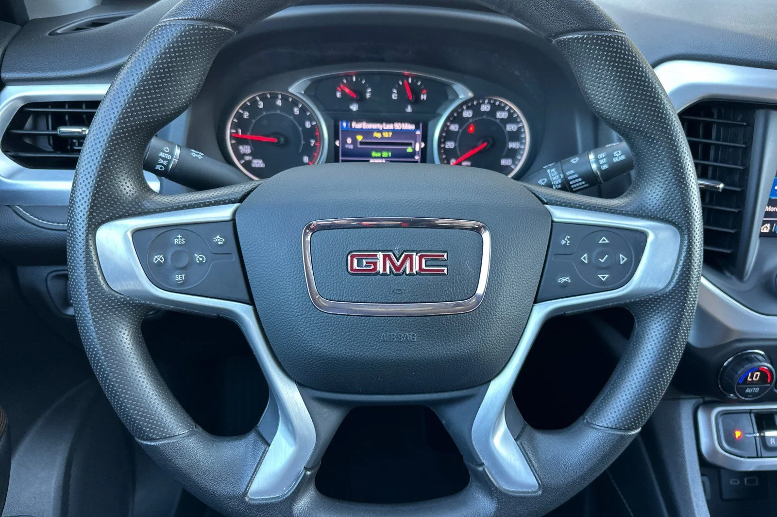 Used 2022 White GMC SLE image 26