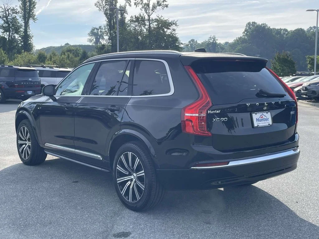 Used 2025 Onyx Black Metallic Volvo Core image 26