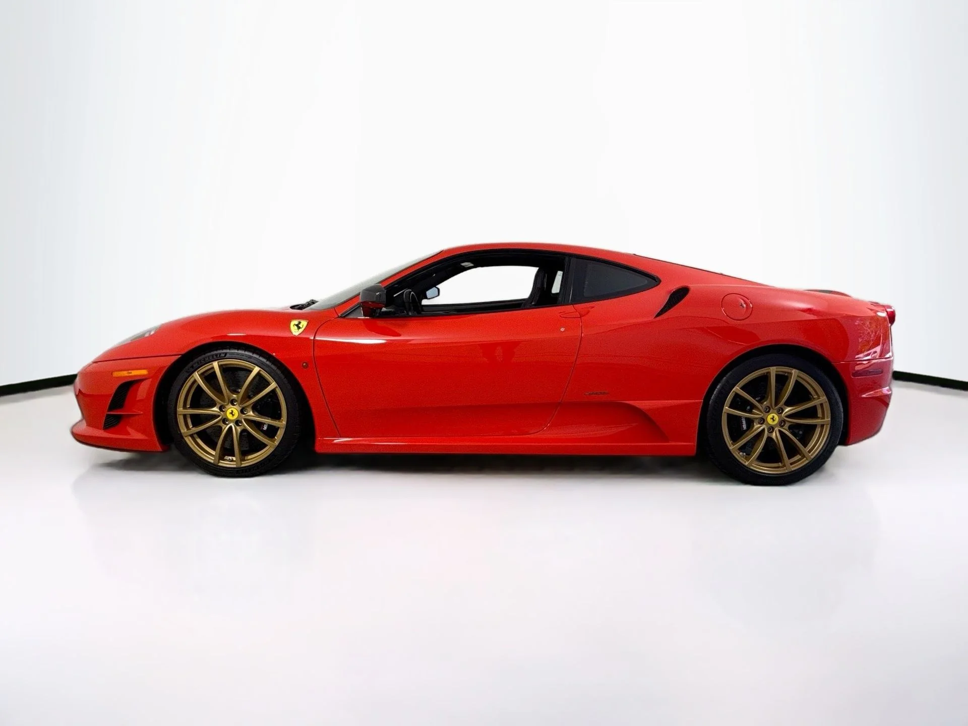 Used 2009 Red Scuderia Ferrari Scuderia image 4
