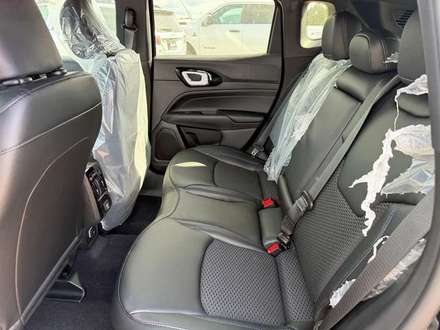 New 2026 Diamond Black Crystal Pearlcoat Jeep Latitude image 21