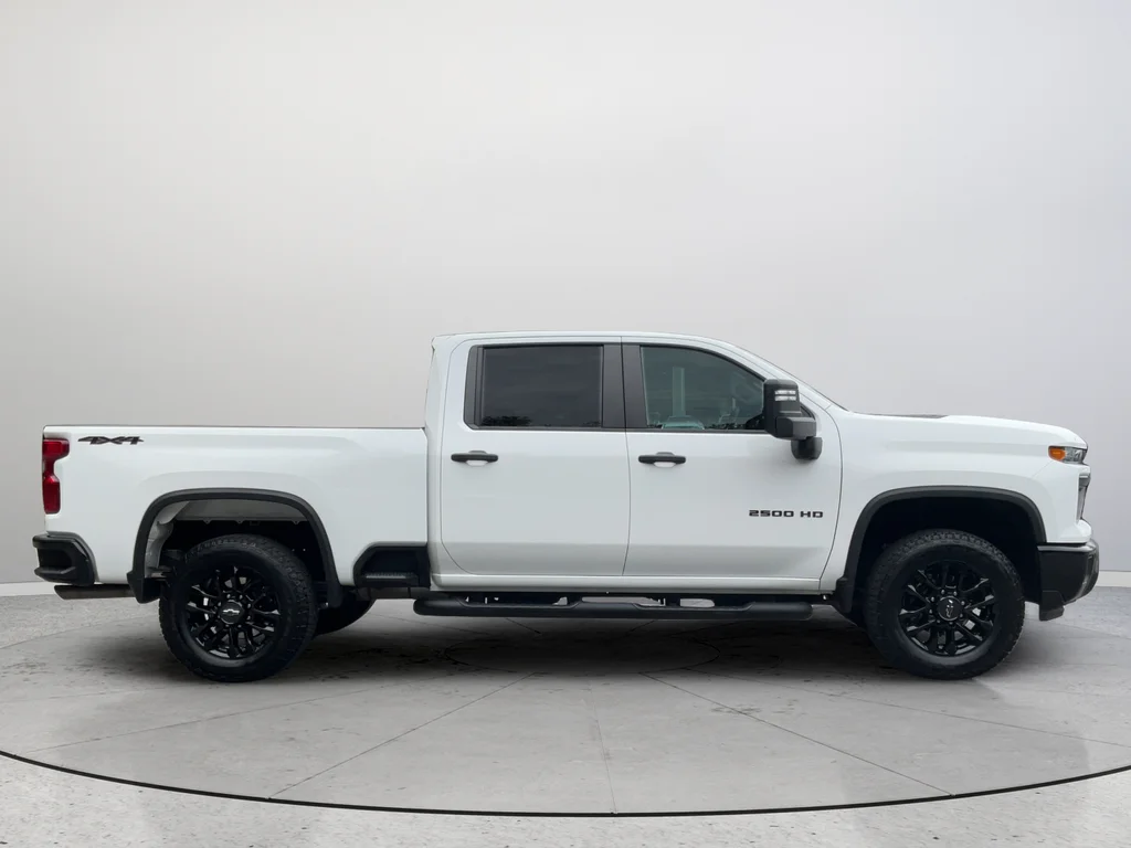 Used 2025 White Chevrolet Custom image 6