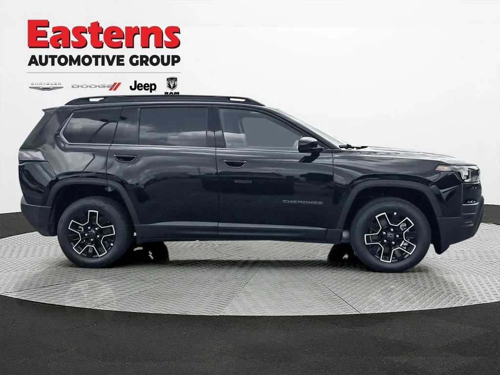New 2026 Diamond Black Crystal Pearl-Coat Exterior Paint Jeep Base image 4