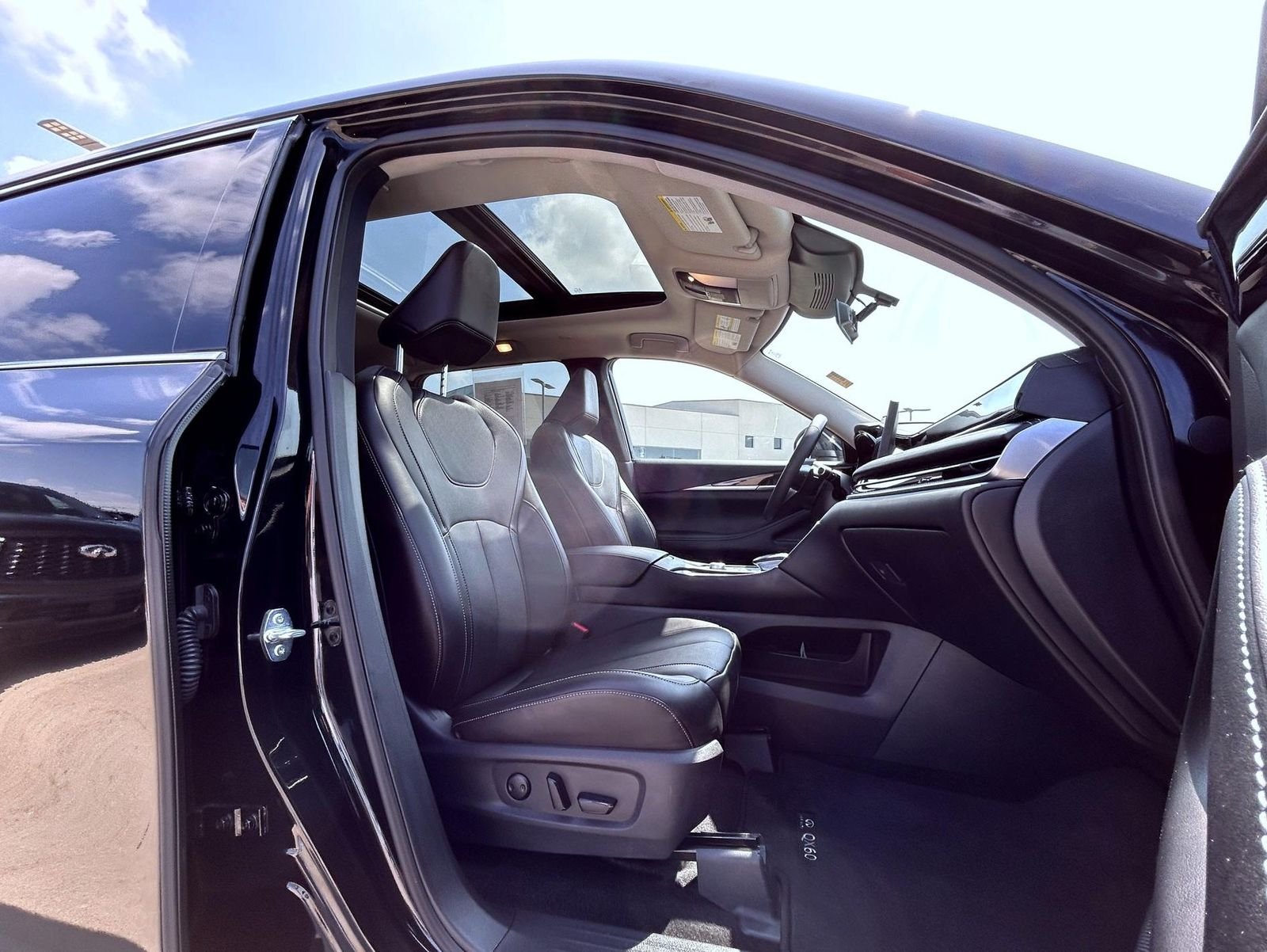 Used 2025 Black INFINITI PURE image 15