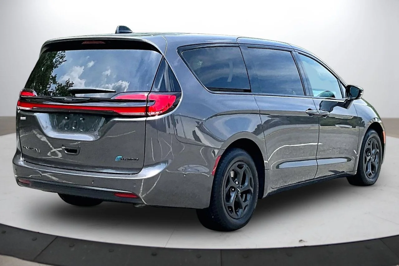 Used 2023 Gray Chrysler Limited image 9