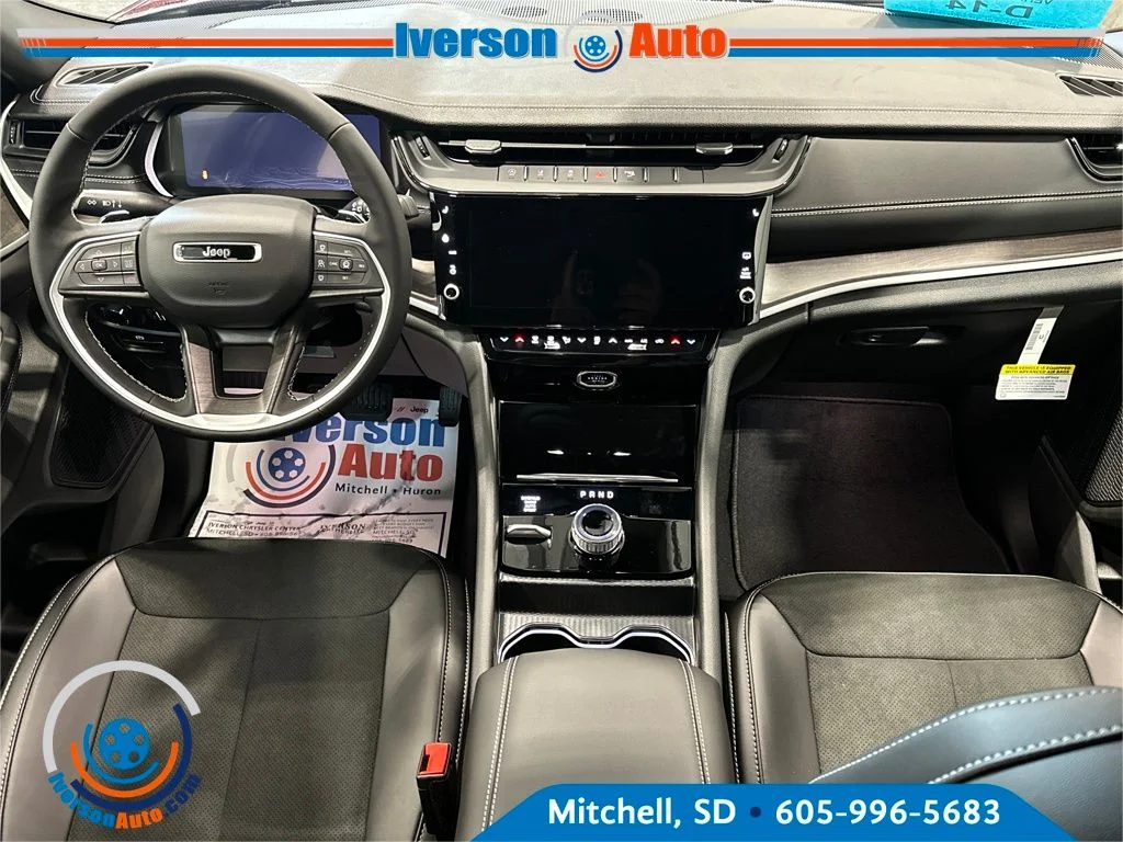New 2026 Velvet Red Pearl-Coat Exterior Paint Jeep Laredo image 23