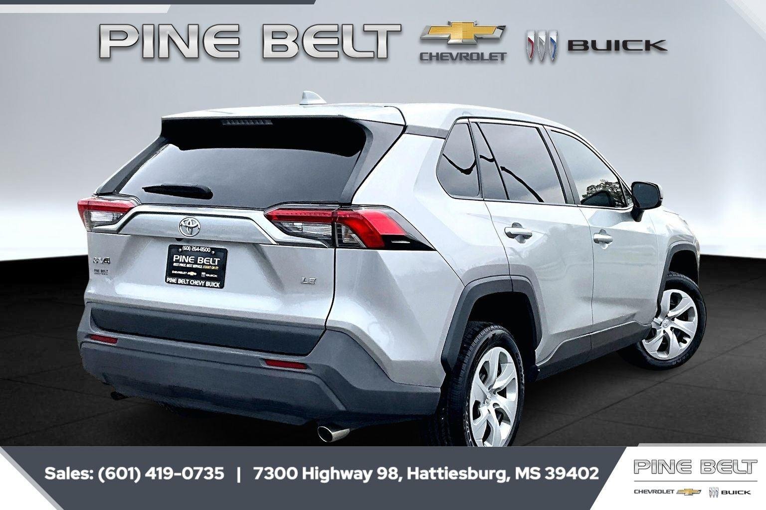 2022 Toyota RAV4 LE - Photo 11