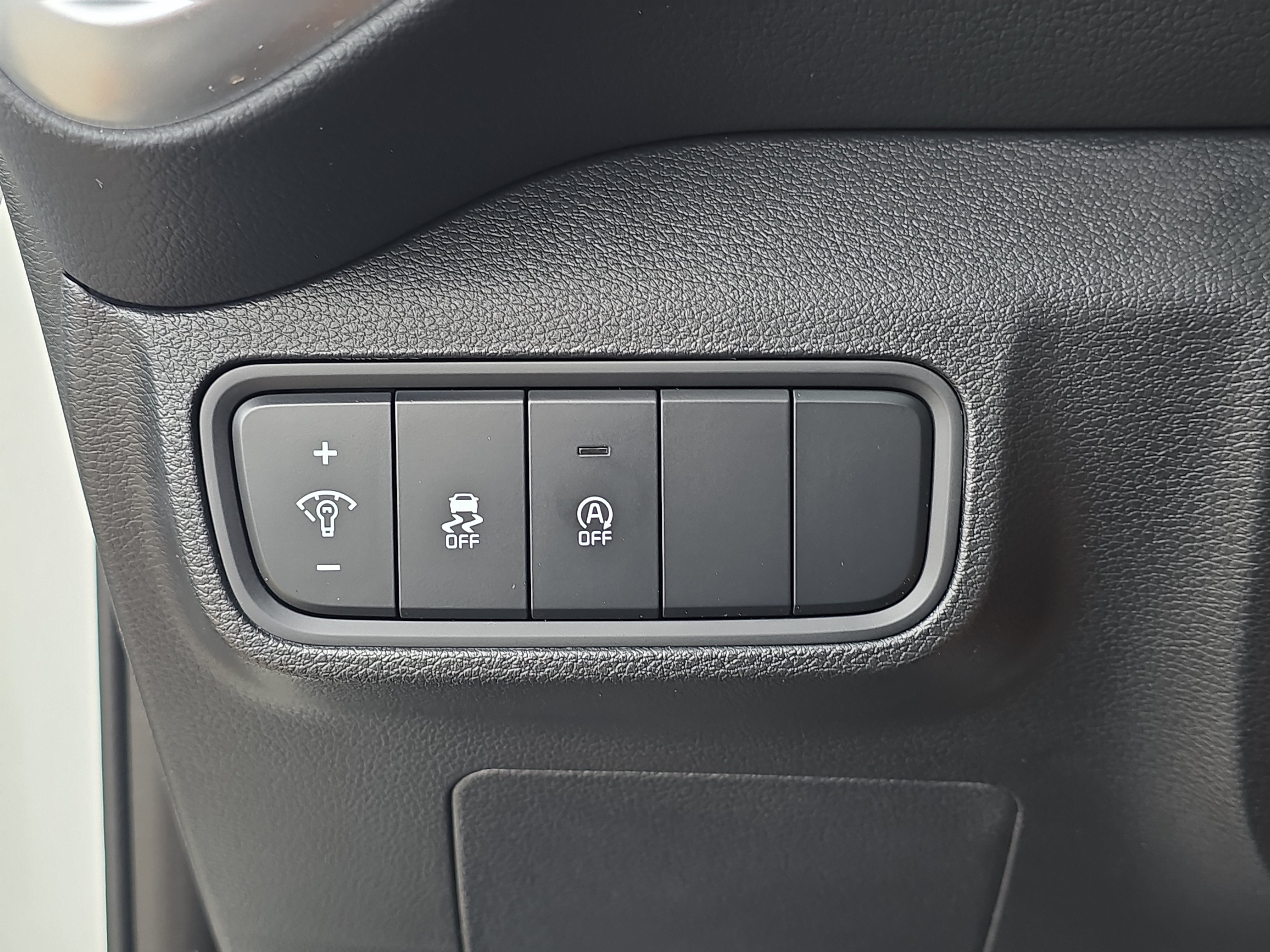 Certified Used 2025 Snow White Pearl Kia LX image 26