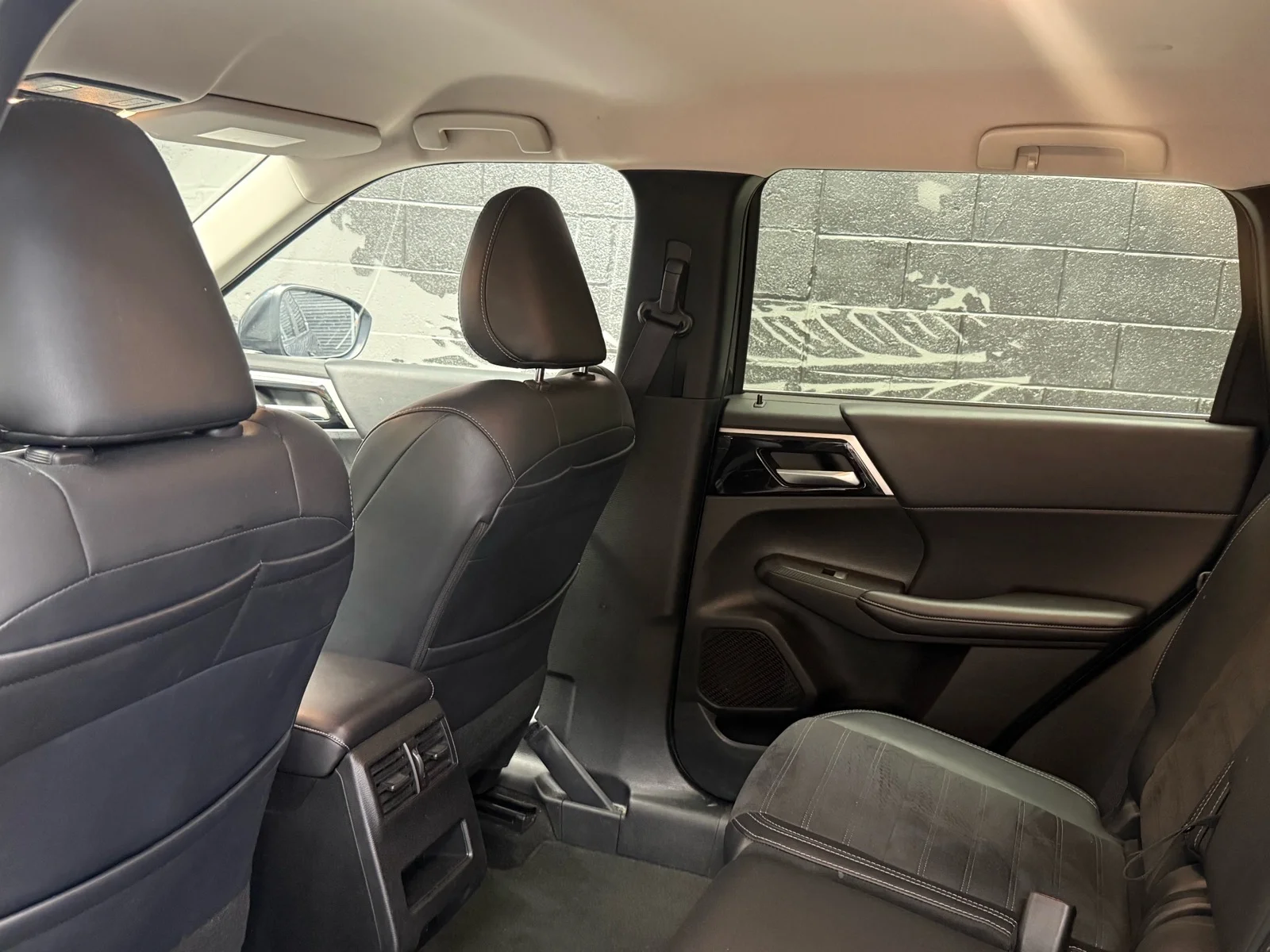 Used 2024 Graphite Gray Metallic (u28) Mitsubishi SE image 29