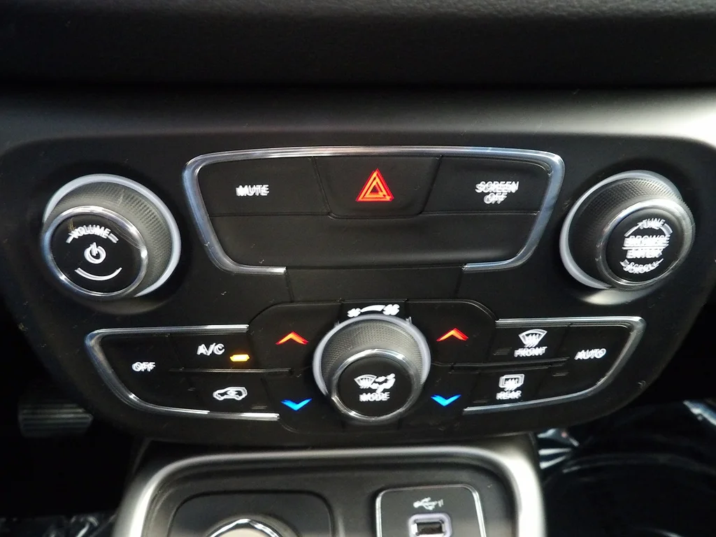 Used 2021 Granite Crystal Metallic Clear Coat Jeep Latitude image 33