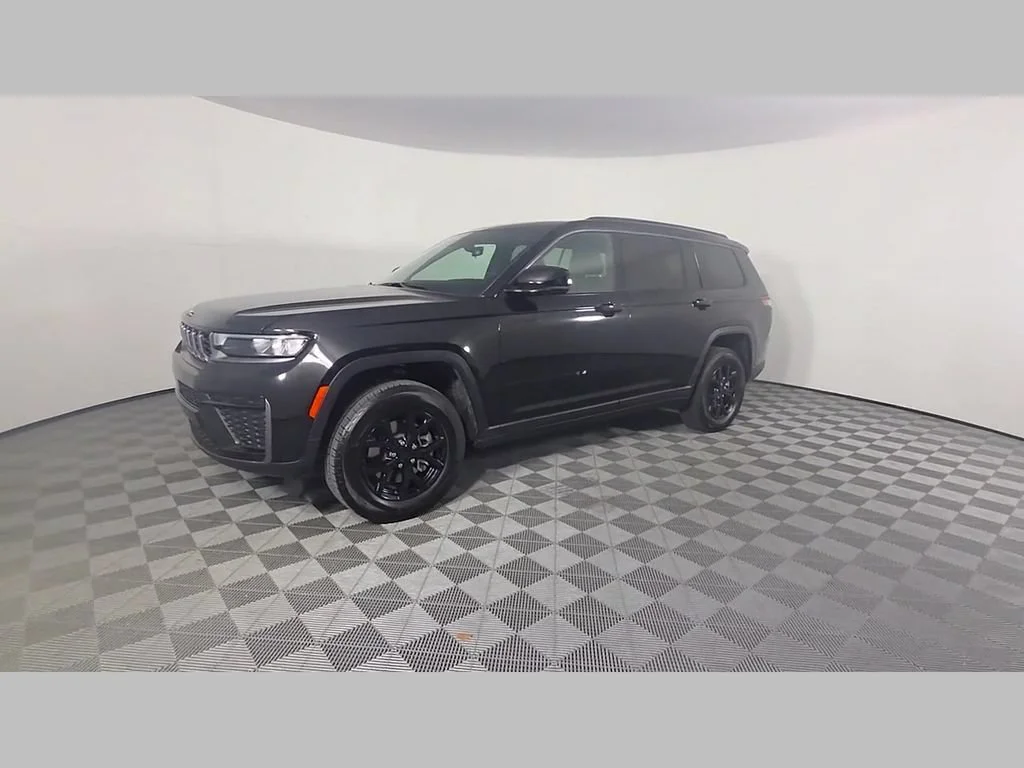 New 2026 Diamond Black Crystal Pearl-Coat Exterior Paint Jeep Laredo Altitude image 37