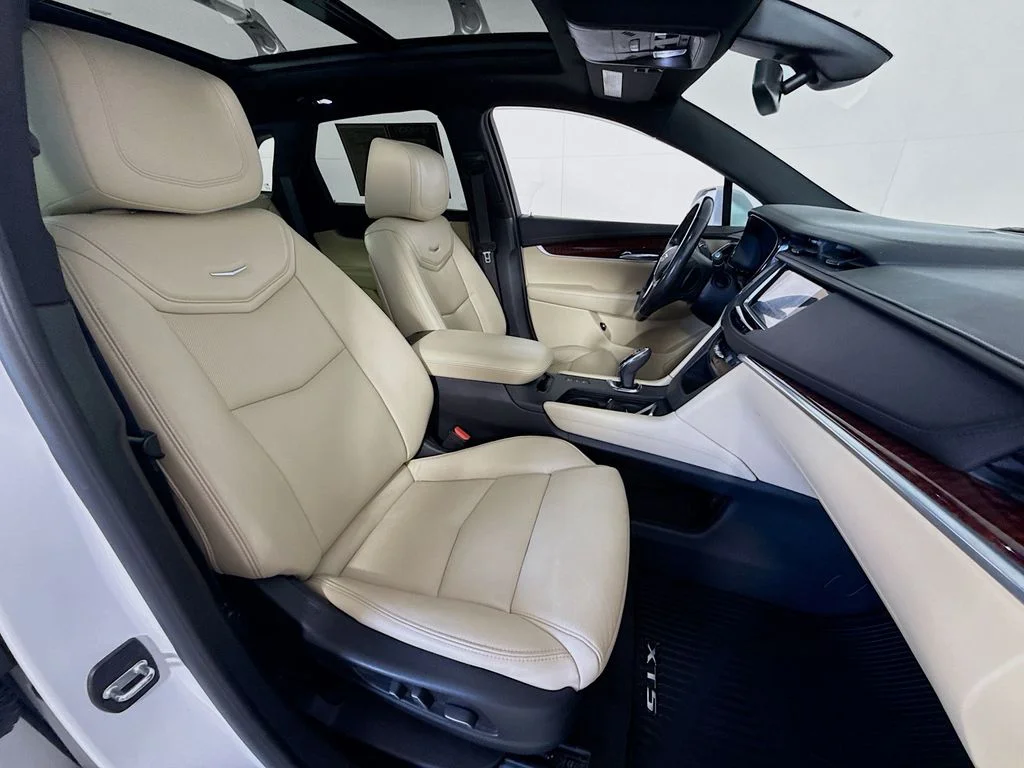 Used 2018 Crystal White Tri-Coat Cadillac Luxury AWD image 31