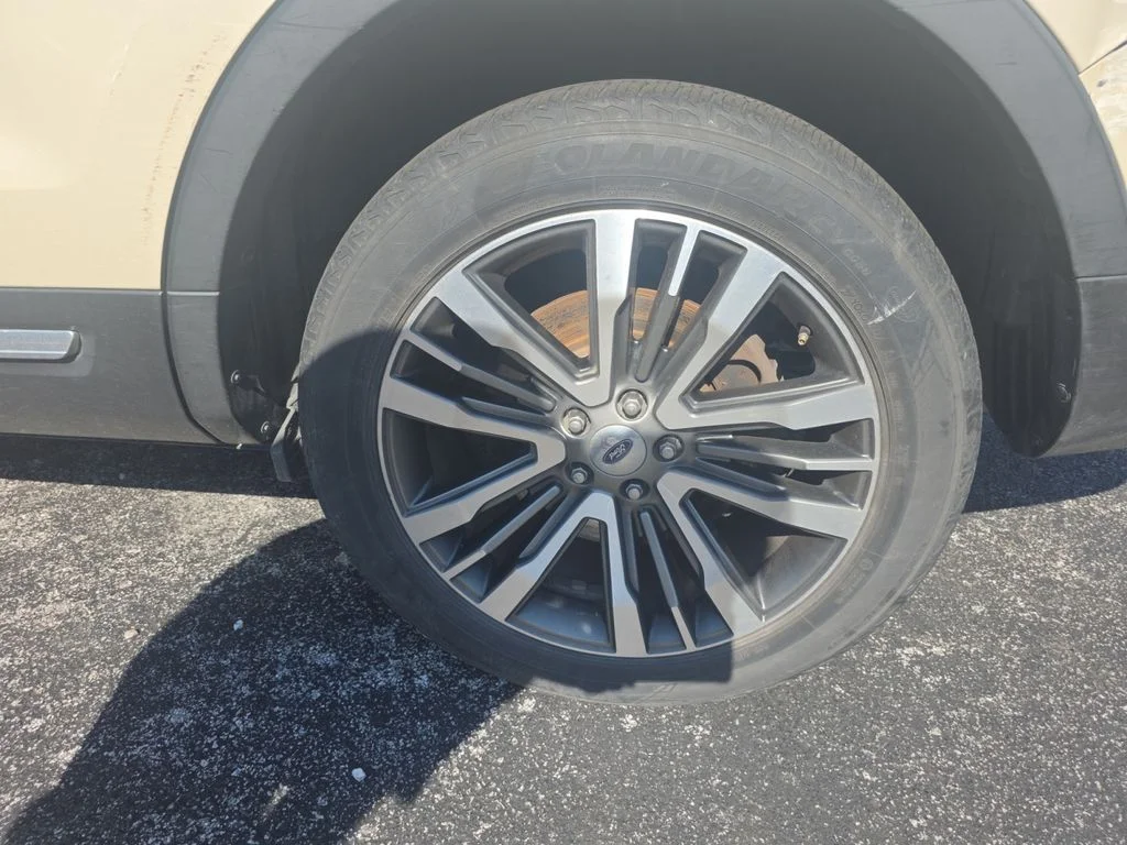 Used 2018 Silver Ford Platinum image 27