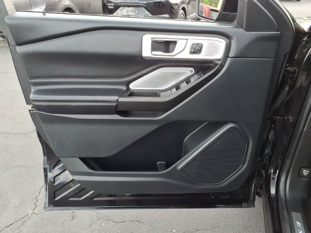 Used 2020 Black Metallic Ford Platinum image 11