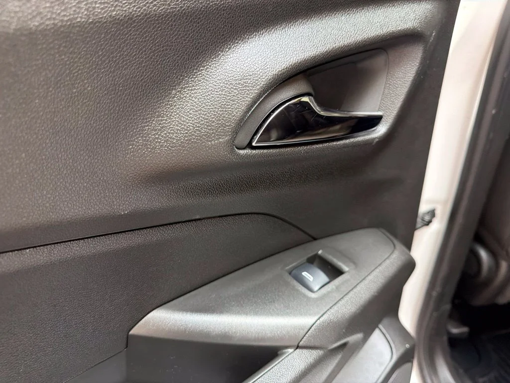Used 2025 Summit White Chevrolet LT image 18