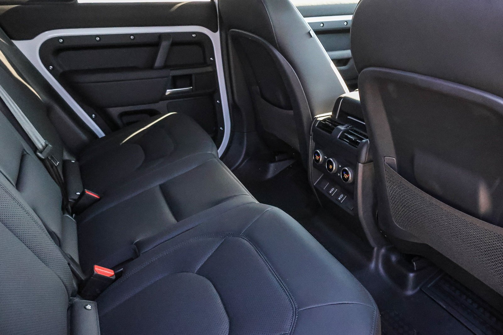 New 2026 Fuji White Land Rover X-Dynamic SE image 16