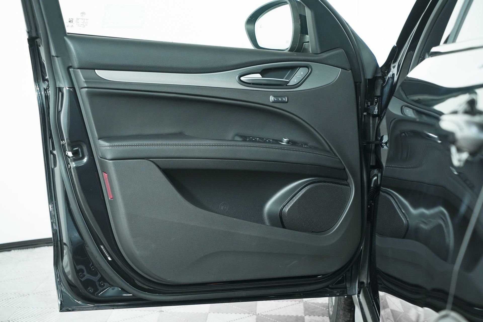 New 2025 Vulcano Black Metallic Exterior Paint Alfa Romeo Base image 16