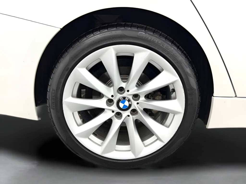 Used 2018 White Metallic BMW 320i xDrive image 40