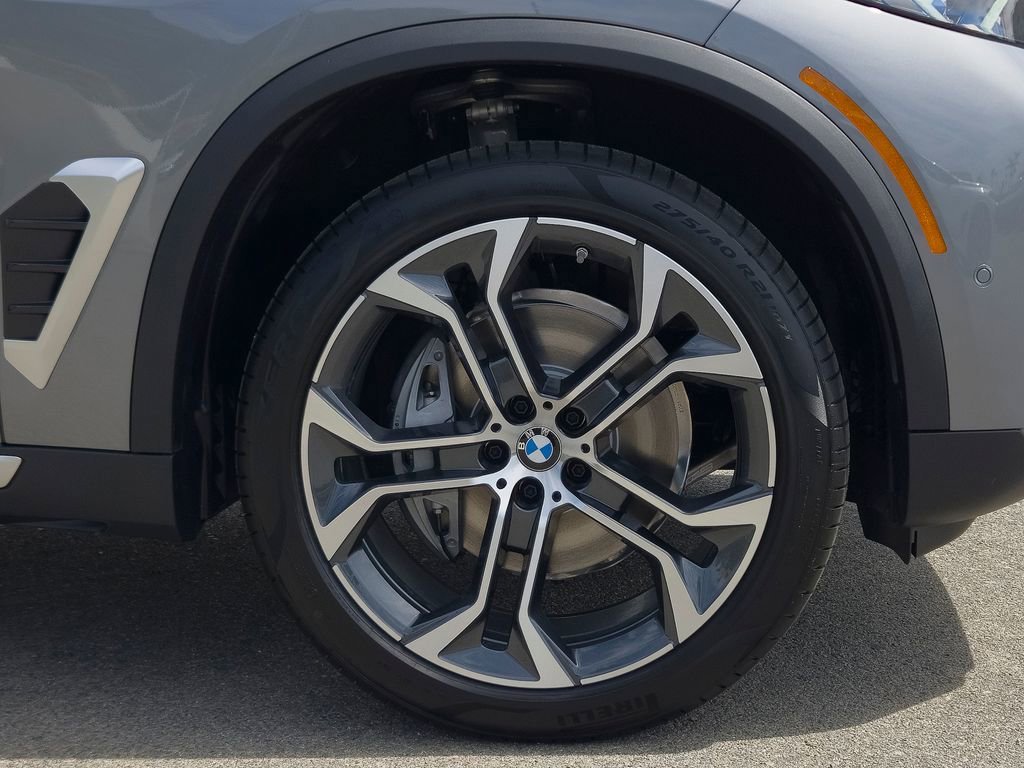 New 2026 Skyscraper Grey Metallic BMW sDrive40i image 6