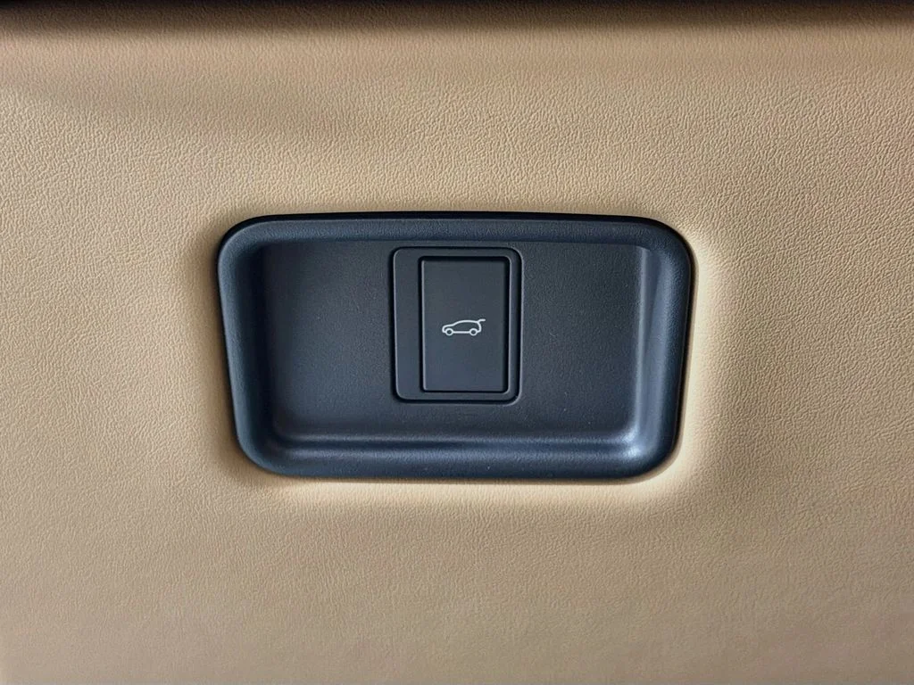 New 2026 Santorini Black Land Rover SE image 10