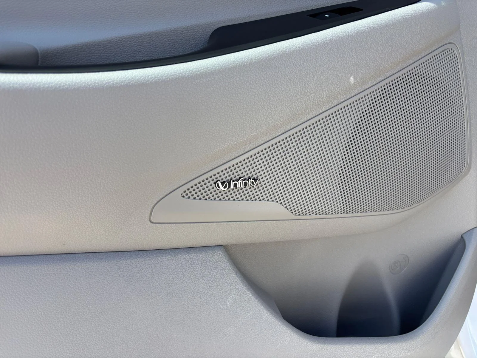 Used 2019 Dazzling White Hyundai Sport image 40