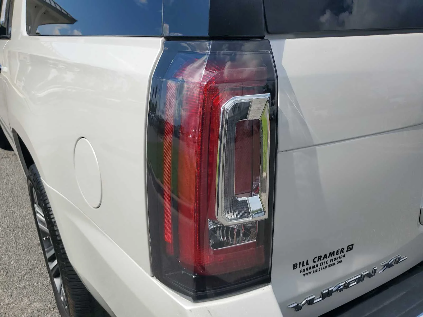 Used 2017 WHITE FROST TRICOAT GMC Denali image 15