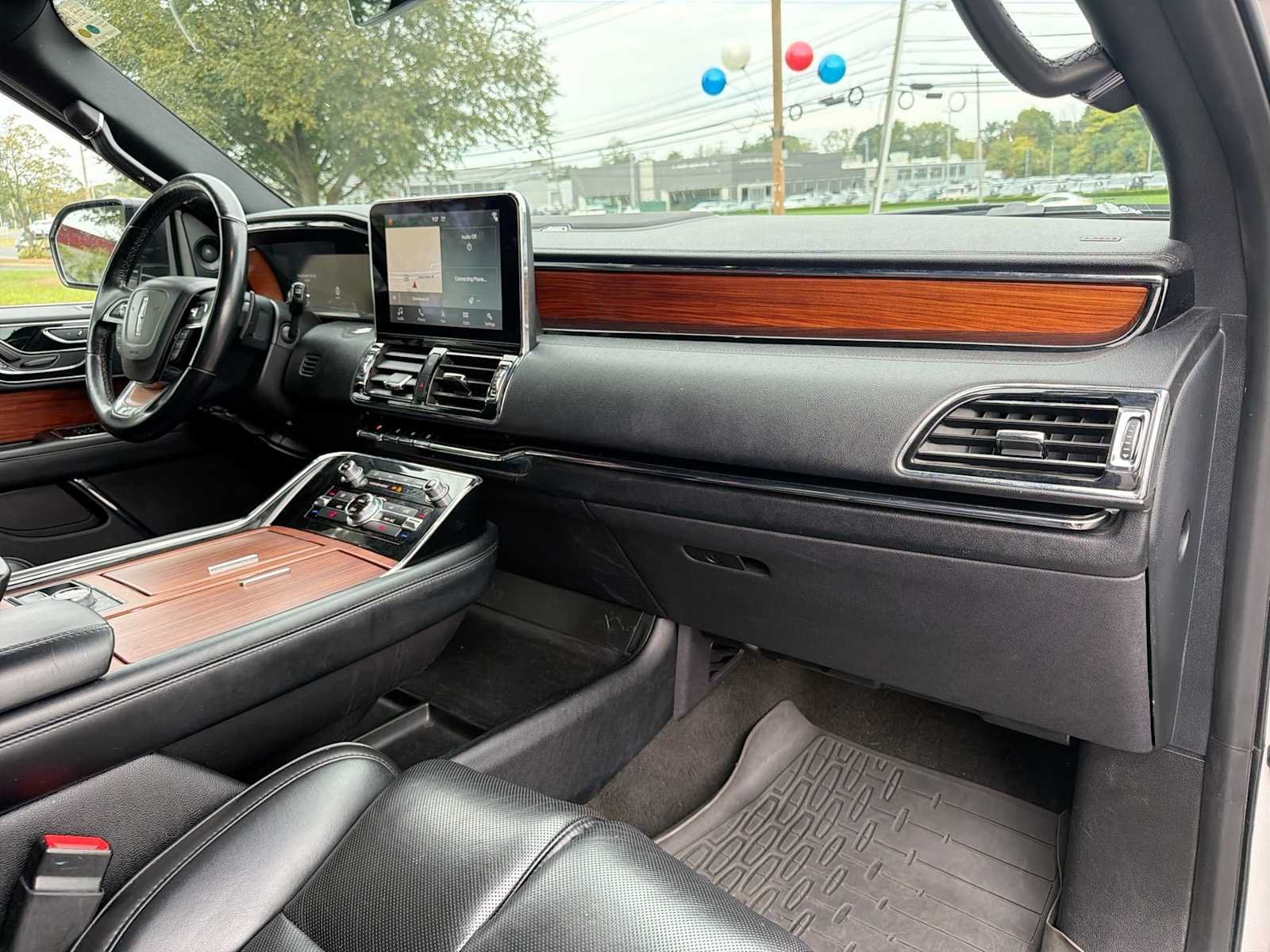 Used 2019 White Platinum Metallic Tri-Coat Lincoln Select image 16
