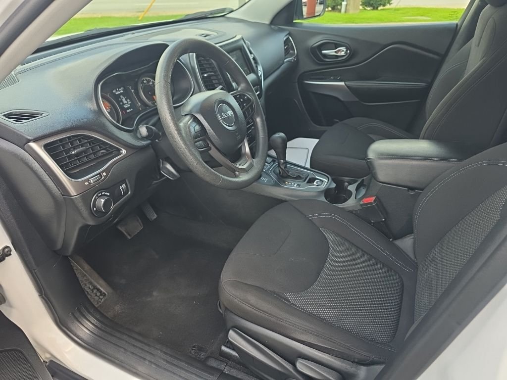 Used 2021 White Jeep Latitude image 8