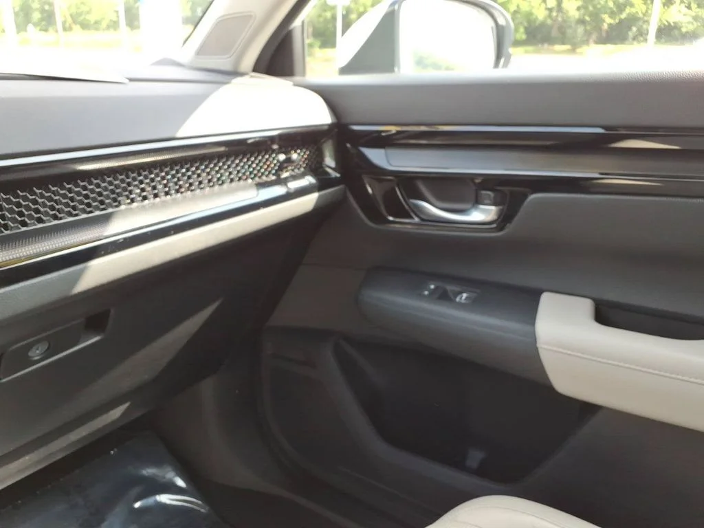 Used 2024 White Honda EX-L image 39