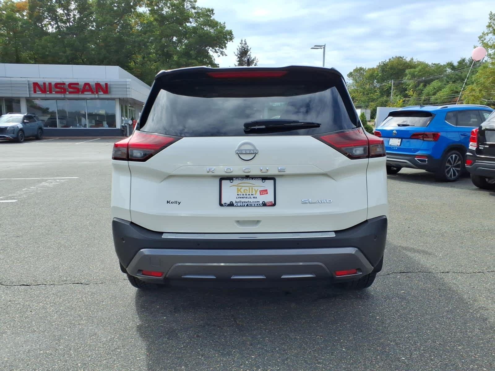 Certified Used 2023 Pearl White Tricoat/Super Black Nissan SL image 6