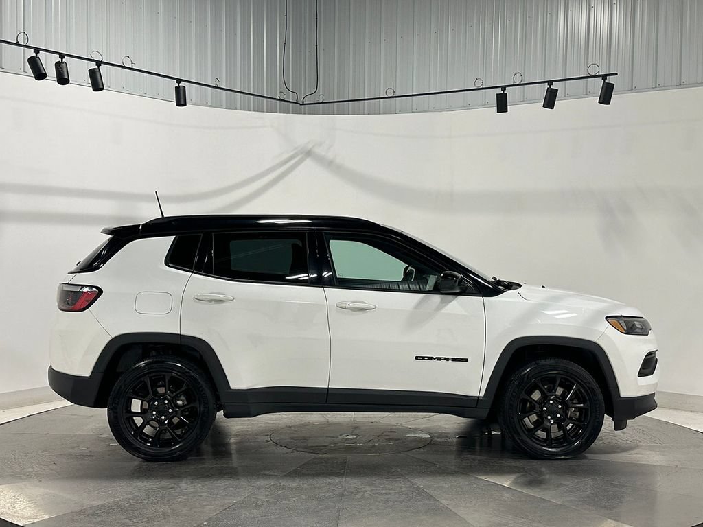 Used 2023  Jeep Altitude image 10