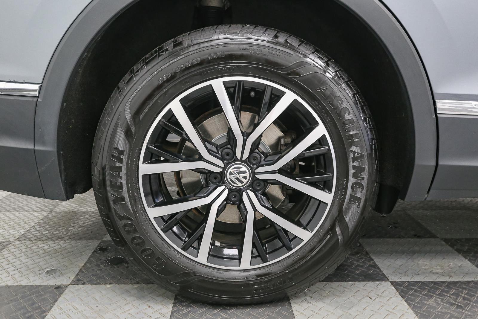 Used 2021 Platinum Gray Metallic Volkswagen SE image 18
