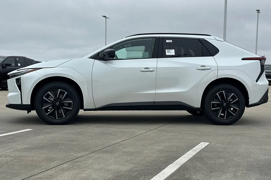 New 2026 Wind Chill Pearl <sup>1</sup> Toyota  XLE image 7