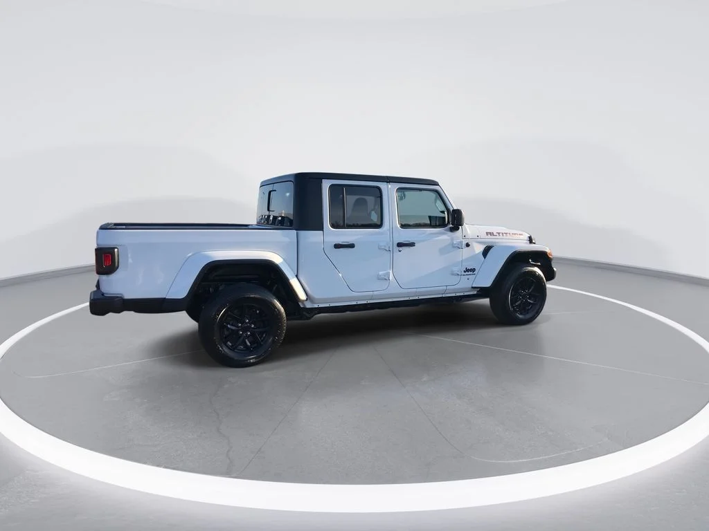 Used 2022 White Jeep Altitude image 8